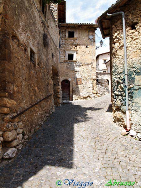 13-P5114609+.jpg - 13-P5114609+.jpg - L'antico borgo medievale fortificato di Tussillo, frazione di Villa S. Angelo.